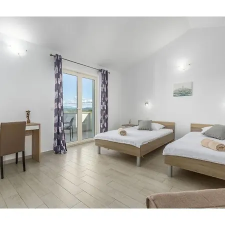 Bellavista With Pool Villa