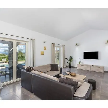 Bellavista With Pool Villa
